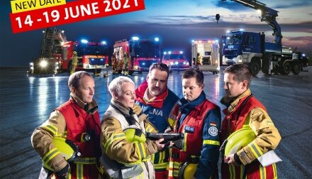 Rettungskräfte vor Ihren Fahrzeugen - Ankündigung der Verlegung der Interschutz 2021 - Die Leitmesse für Feuerwehr, Rettungswesen, Bevölkerungsschutz und Sicherheit | © Deutsche Messe AG